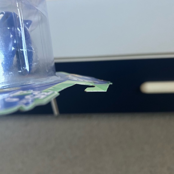 Sonic the Hedgehog Sonic with Green Emerald 35th Anniversary Figure - Picture 5 of 12